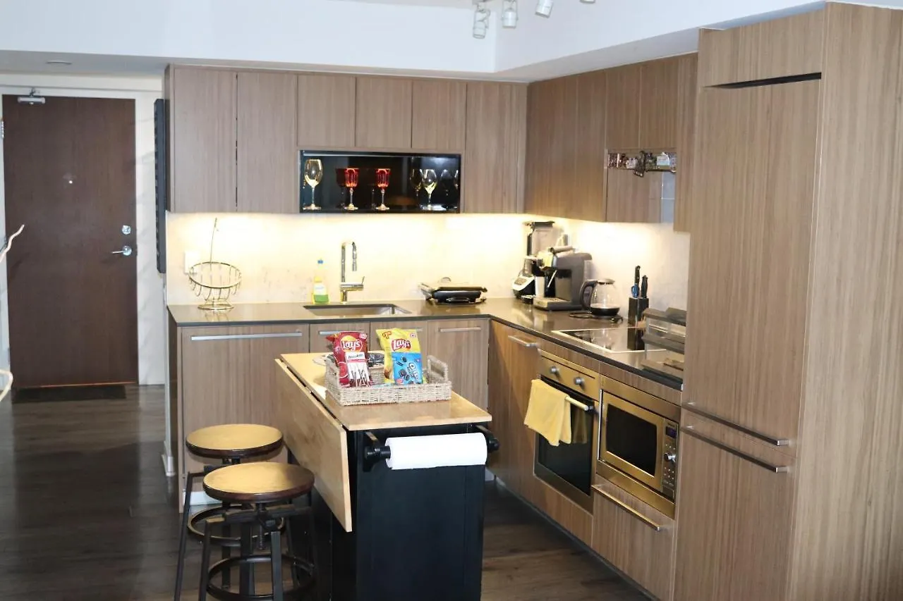 Luxurious Downtown Condo With Breathtaking Lake And Cn Tower Views In The Heart Of A Vibrant Neighbourhood Τορόντο