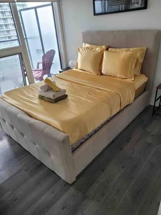 Apartment Luxurious Downtown Condo With Breathtaking Lake And Cn Tower Views In The Heart Of A Vibrant Neighbourhood Toronto