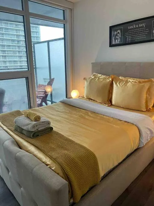 Luxurious Downtown Condo With Breathtaking Lake And Cn Tower Views In The Heart Of A Vibrant Neighbourhood Toronto