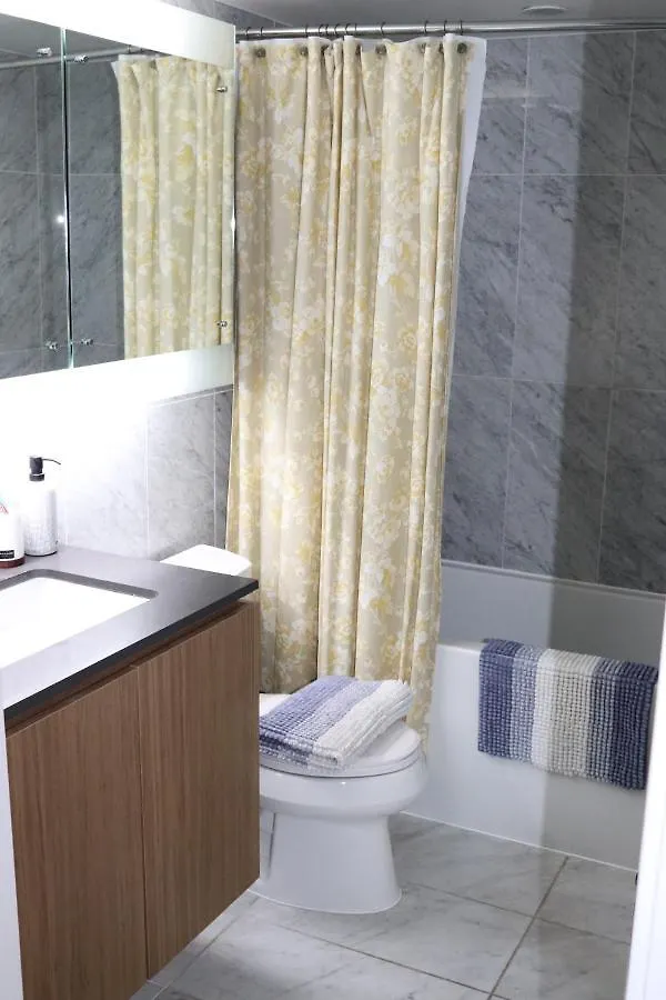 Luxurious Downtown Condo With Breathtaking Lake And Cn Tower Views In The Heart Of A Vibrant Neighbourhood Toronto Canada